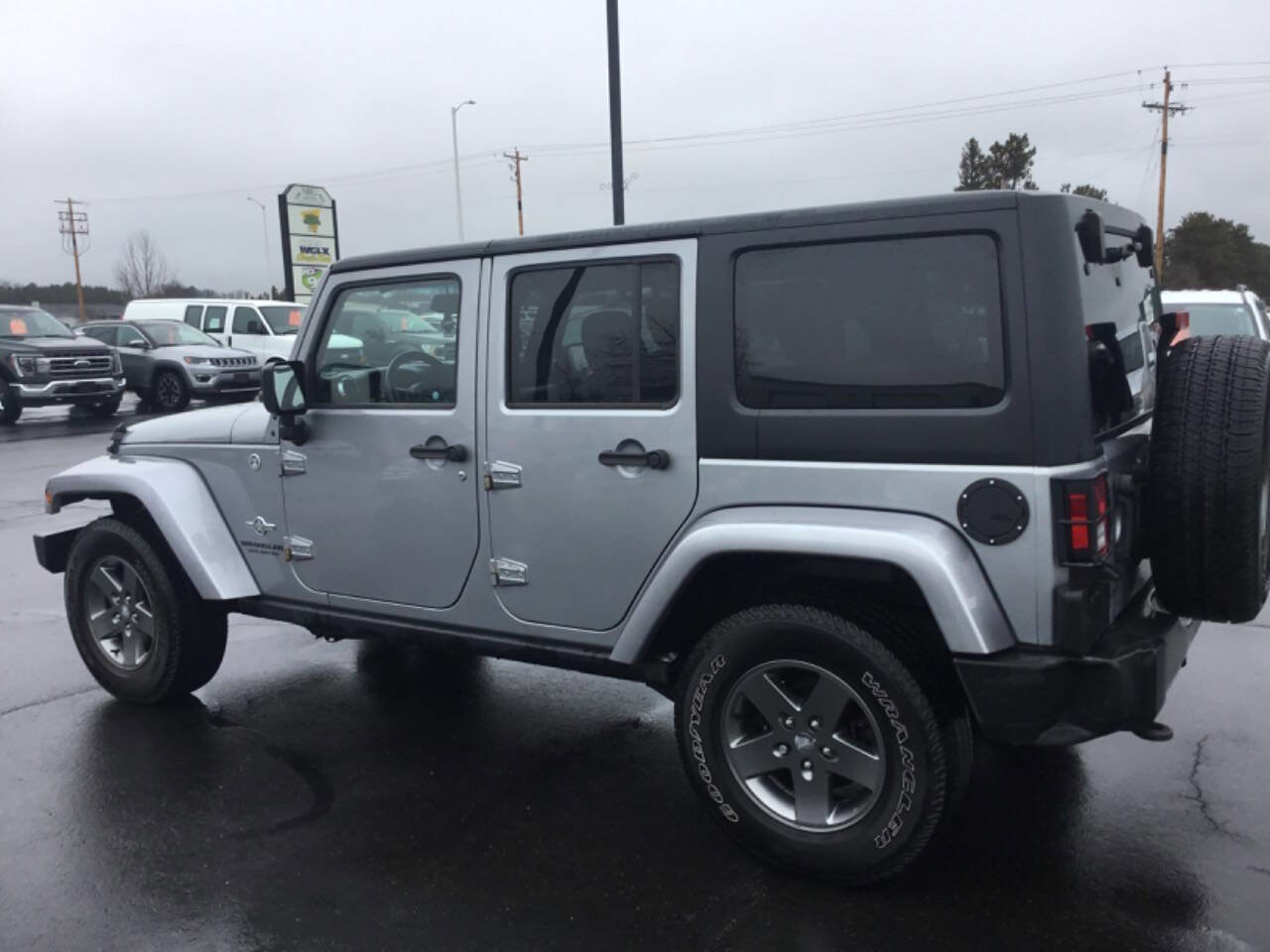 Used 2015 Jeep Wrangler Unlimited Sport AWD/4WD image 3