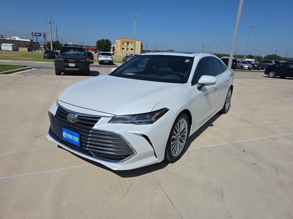 Used 2019 Toyota Avalon Limited FWD image 3