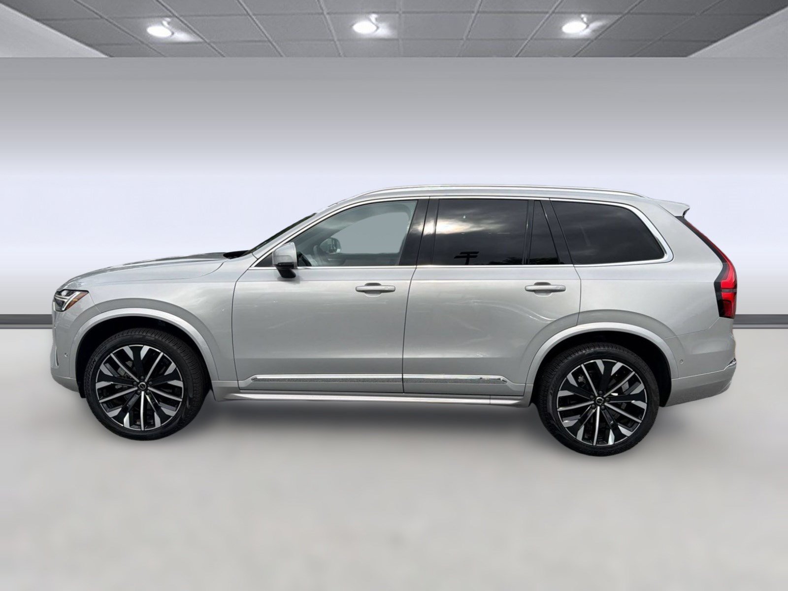 Certified 2025 Volvo XC90 B5 Plus AWD/4WD image 2