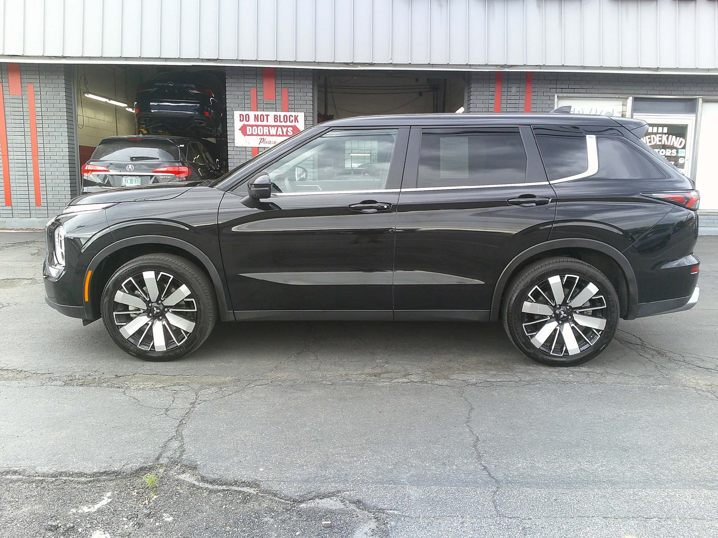 Used 2025 Mitsubishi Outlander AWD image 16