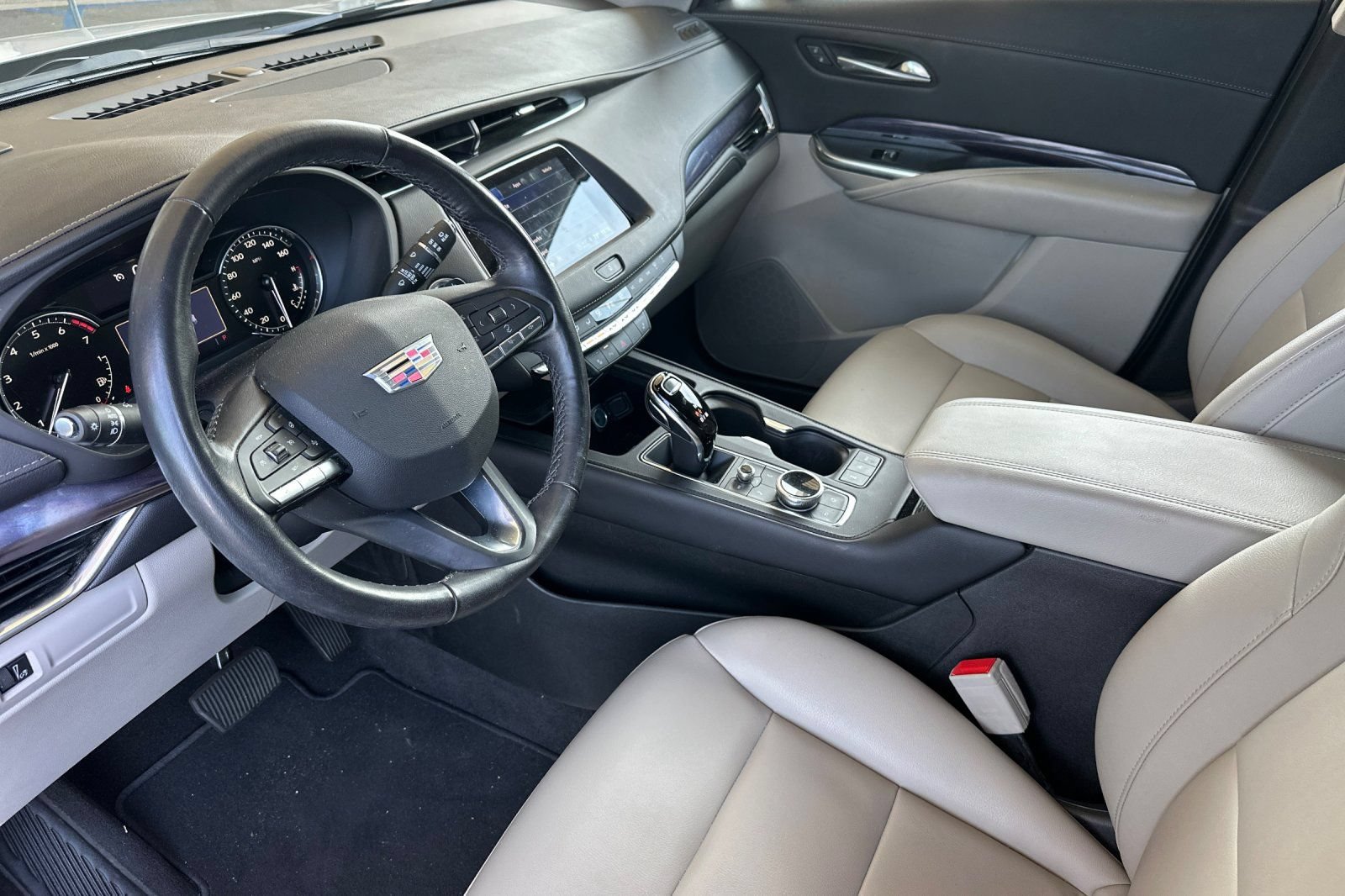 Used 2022 Cadillac XT4 Luxury w/ Cold Weather Package FWD image 10
