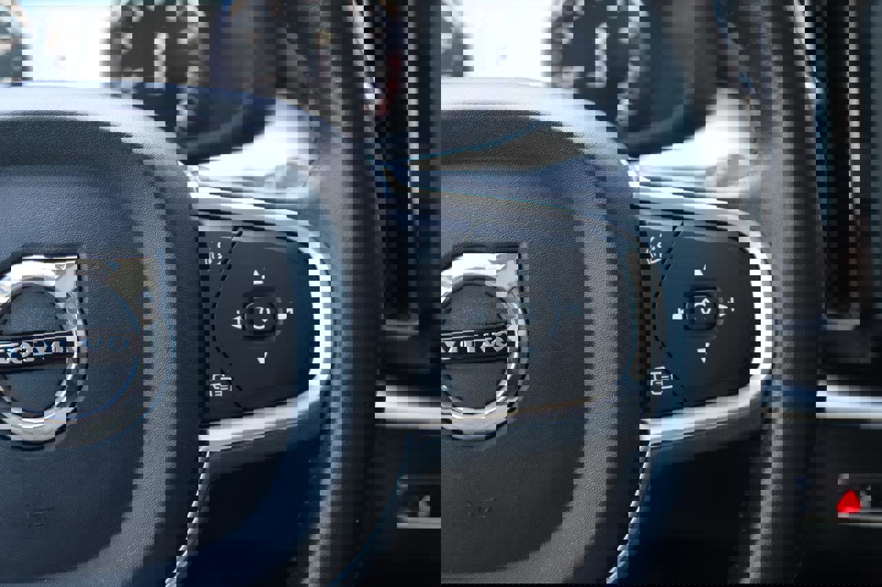 Used 2018 Volvo XC60 T5 Momentum w/ Convenience Package image 37