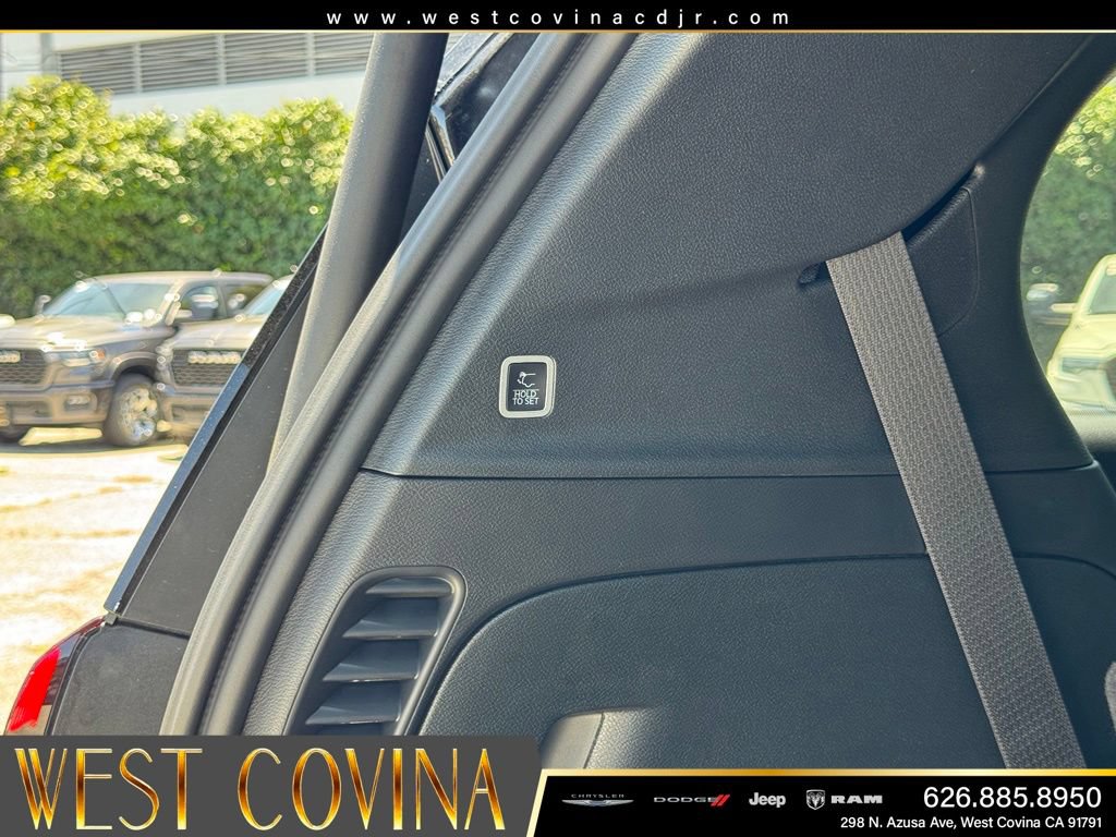 New 2027 Chrysler Pacifica Select FWD image 16