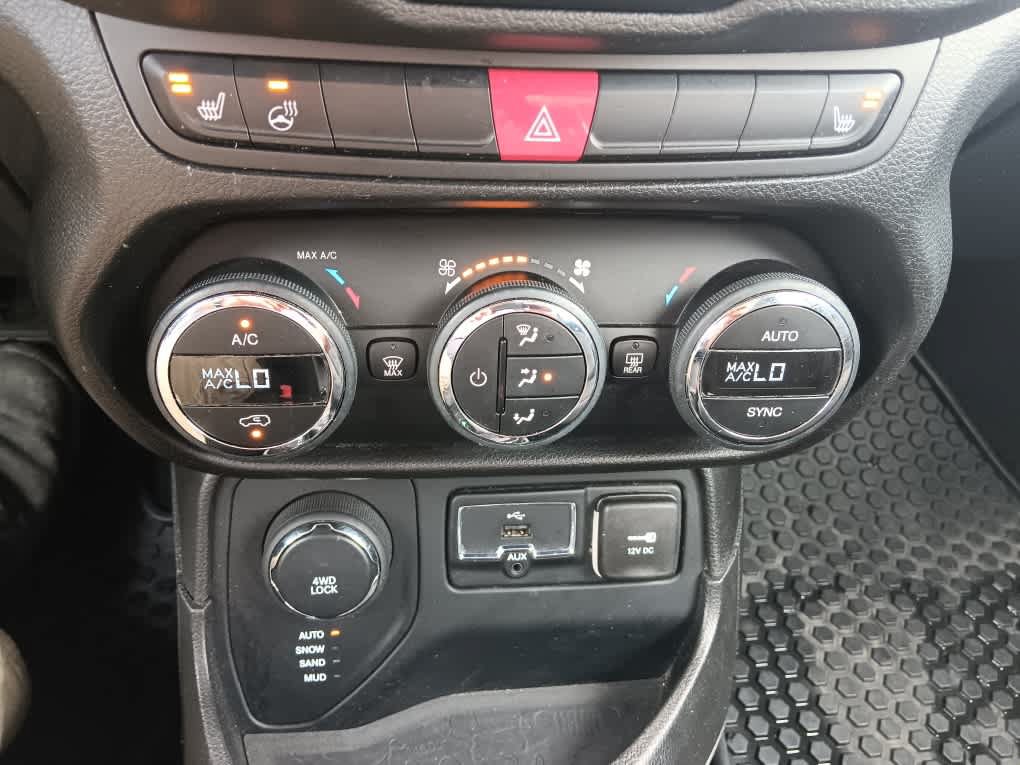 Used 2016 Jeep Renegade Latitude AWD/4WD image 24