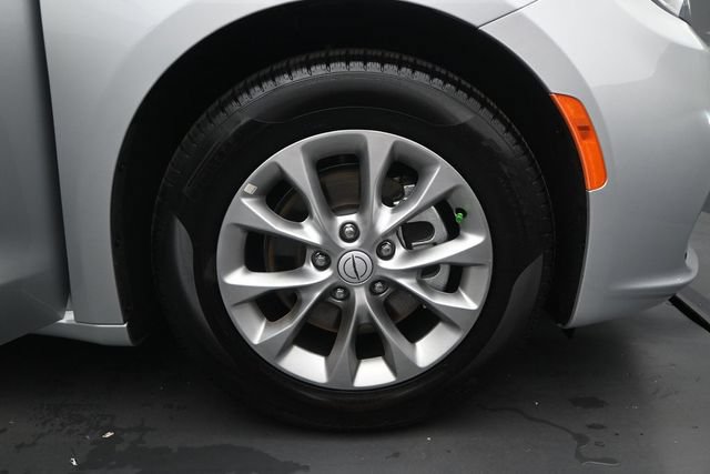 Used 2026 Chrysler Pacifica Limited FWD image 17