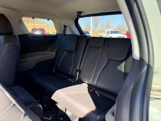 Used 2025 Kia Carnival EX image 28