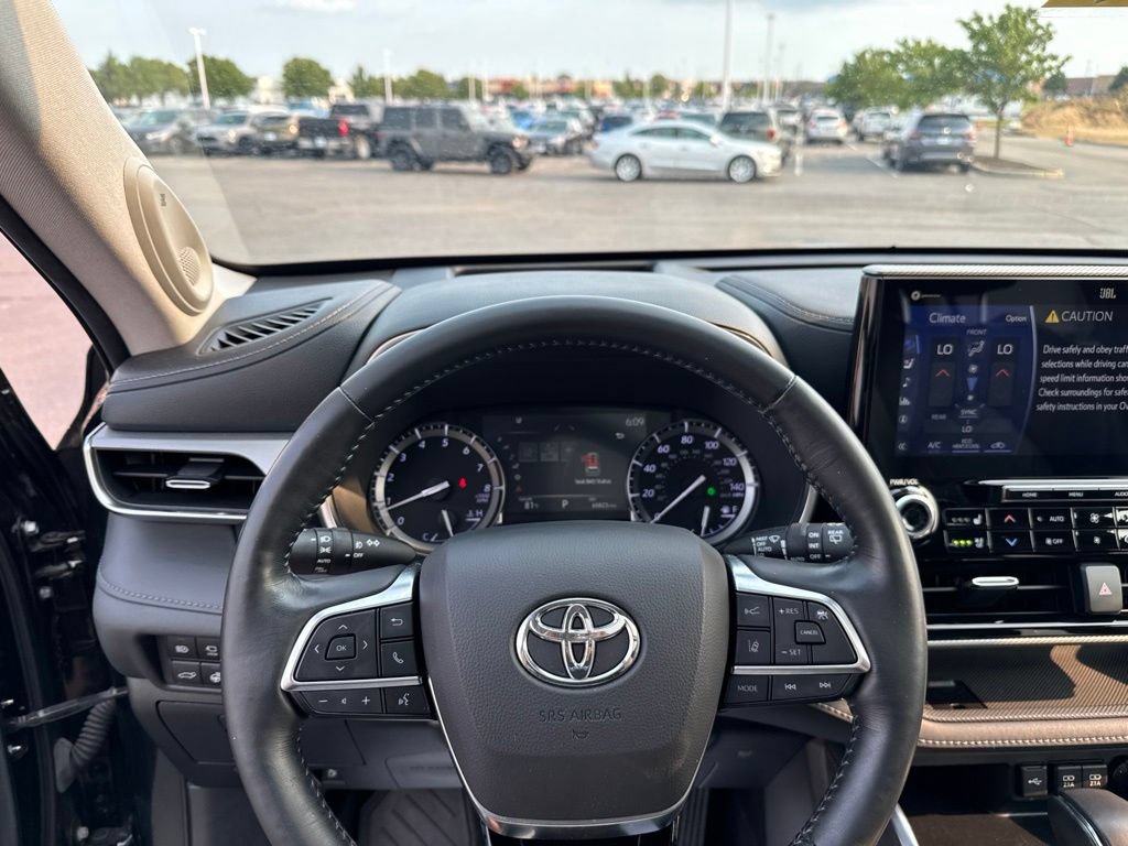 Used 2021 Toyota Highlander Platinum AWD/4WD image 12