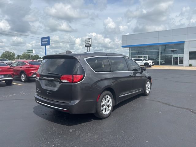 Used 2017 Chrysler Pacifica Touring-L Plus w/ Tire & Wheel Group FWD image 11