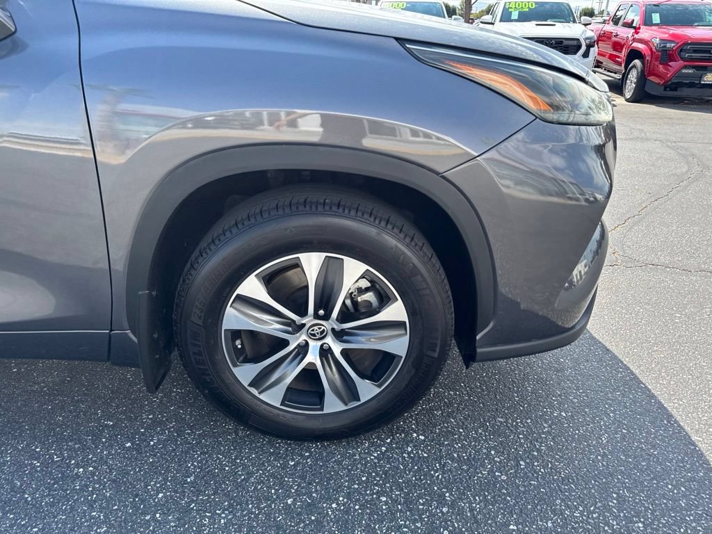 Used 2023 Toyota Highlander XLE AWD/4WD image 22