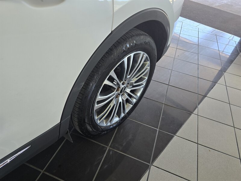 Used 2016 Lincoln MKX Reserve w/ Driver Assistance Package AWD/4WD image 35