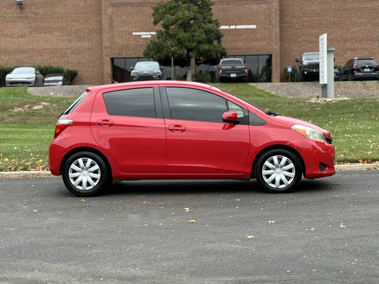 Used 2014 Toyota Yaris LE FWD image 7