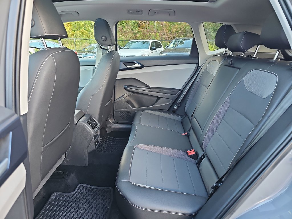 Used 2024 Volkswagen Taos SE w/ Panoramic Sunroof Package AWD/4WD image 27