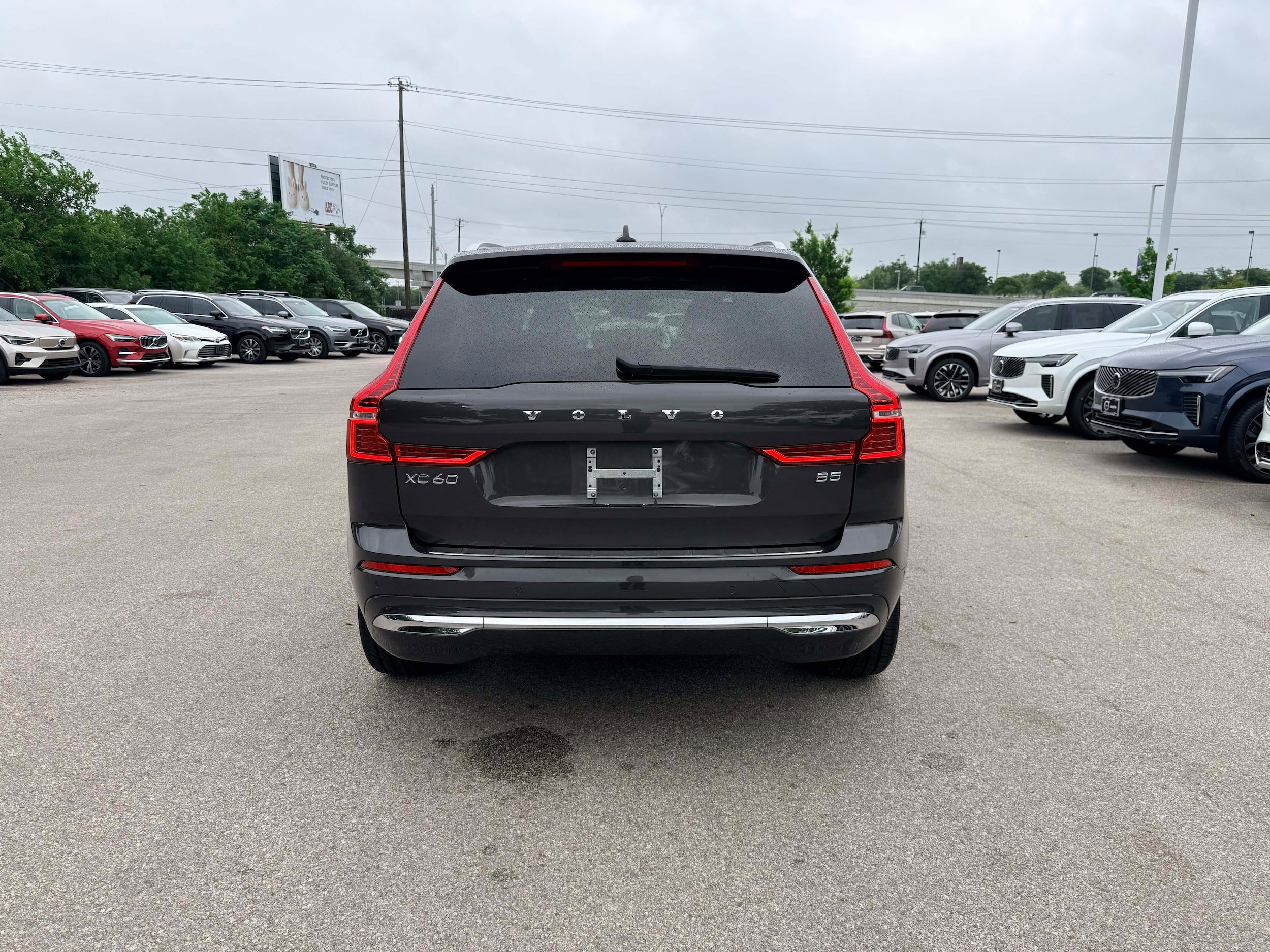 Certified 2023 Volvo XC60 B5 Ultimate w/ Protection Package Premier image 5