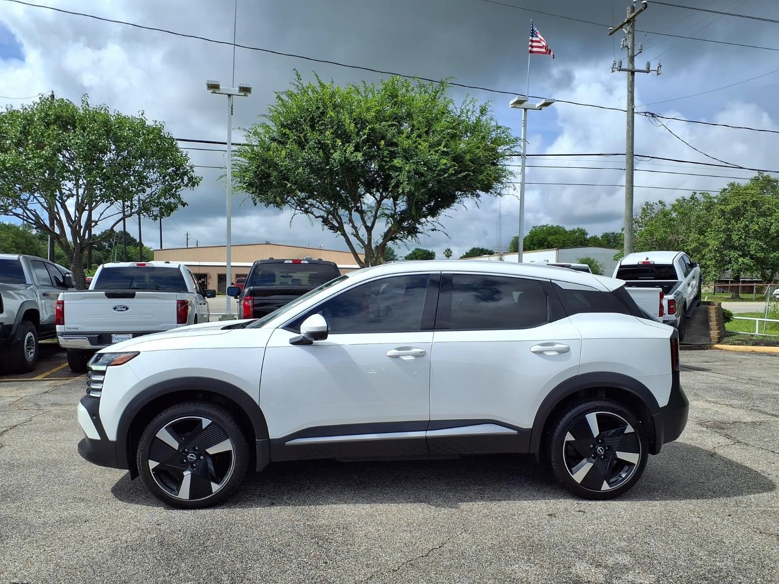 Used 2025 Nissan Kicks SR AWD/4WD image 24