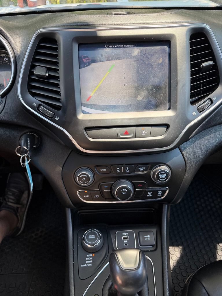 Used 2022 Jeep Cherokee Latitude w/ Sun & Sound Group AWD/4WD image 18
