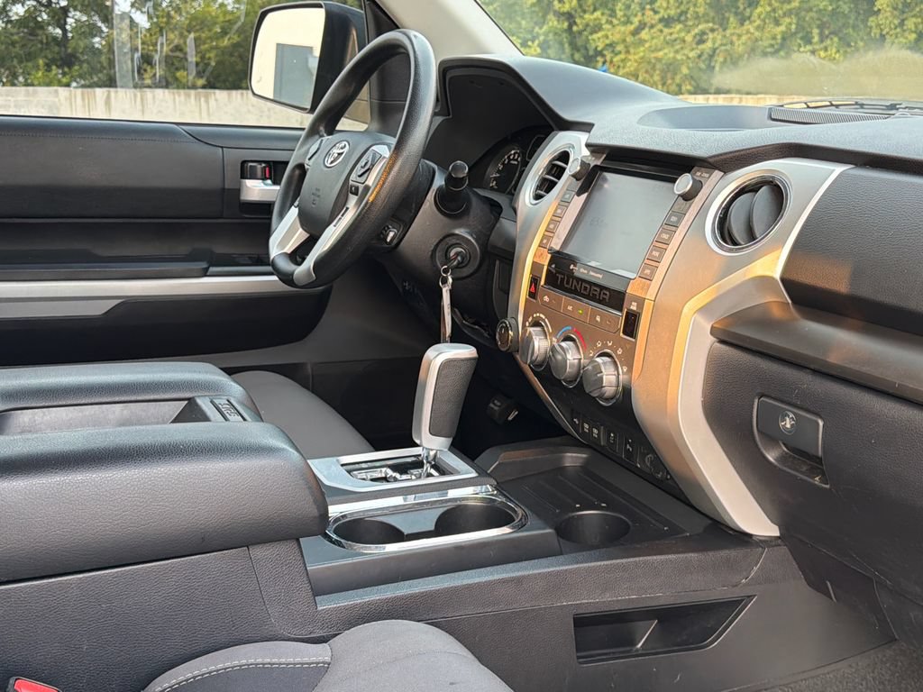 Used 2020 Toyota Tundra SR5 w/ SR5 Convenience Package AWD/4WD image 11