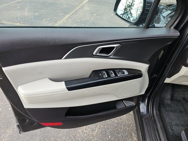 Used 2022 Kia Carnival LX image 20