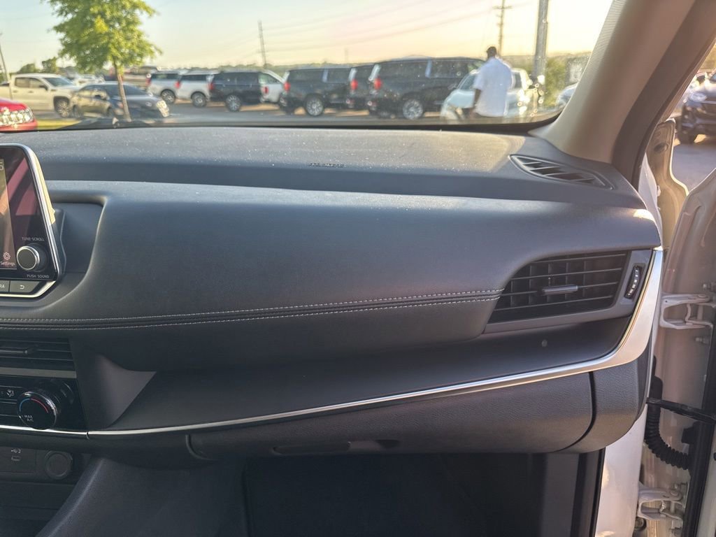 Used 2024 Nissan Rogue S AWD/4WD image 18