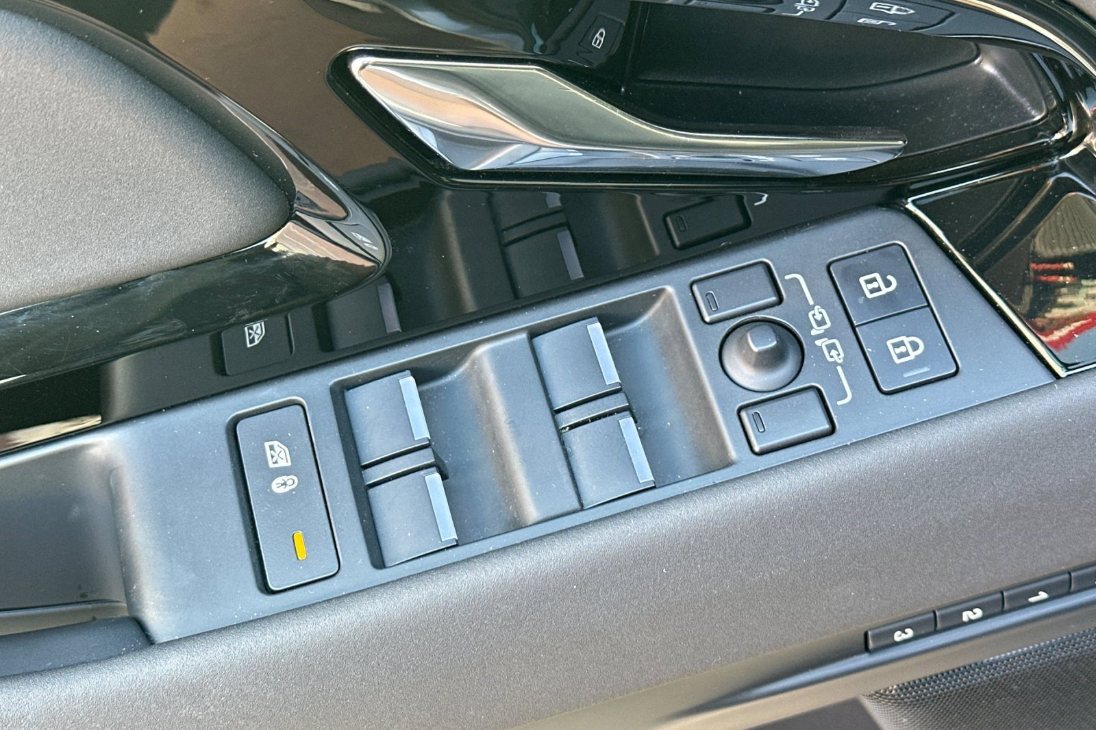 Certified 2024 Land Rover Range Rover Evoque Dynamic SE image 15