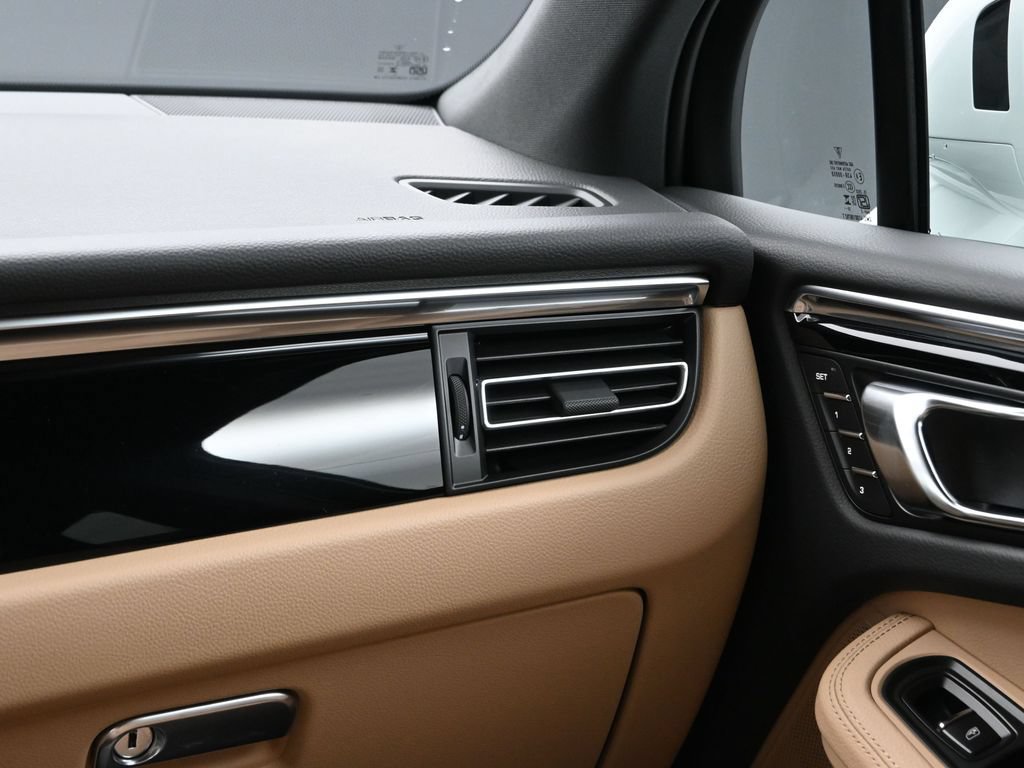 Certified 2026 Porsche Macan AWD/4WD image 22
