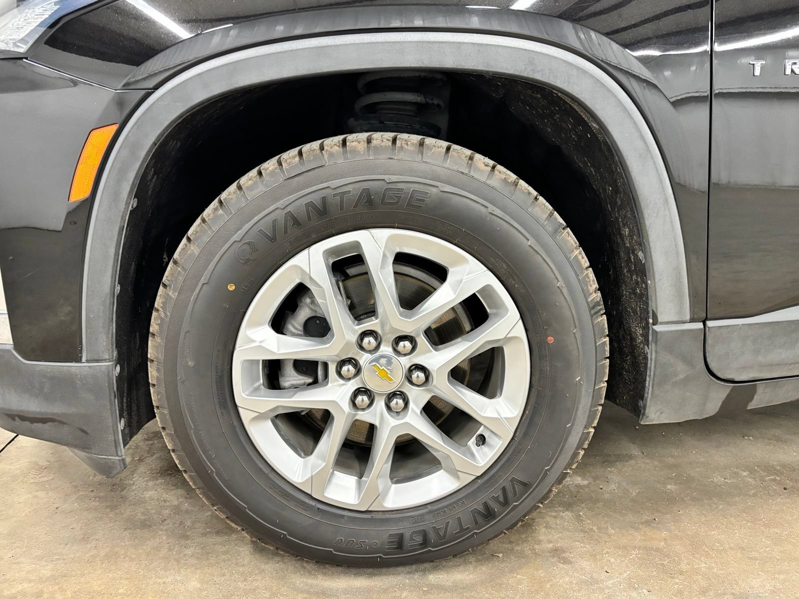 Used 2023 Chevrolet Traverse LS FWD image 9