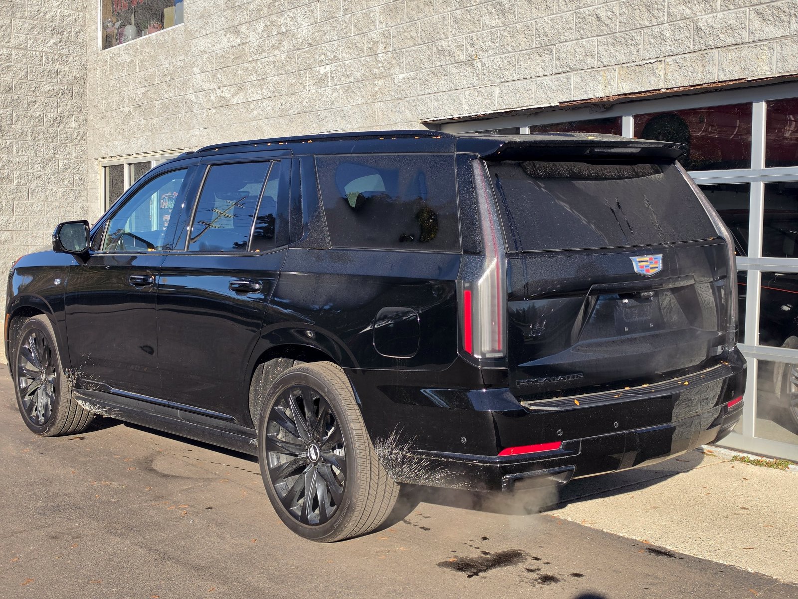 Used 2026 Cadillac Escalade Platinum Sport w/ LPO, ONYX Package AWD/4WD image 4