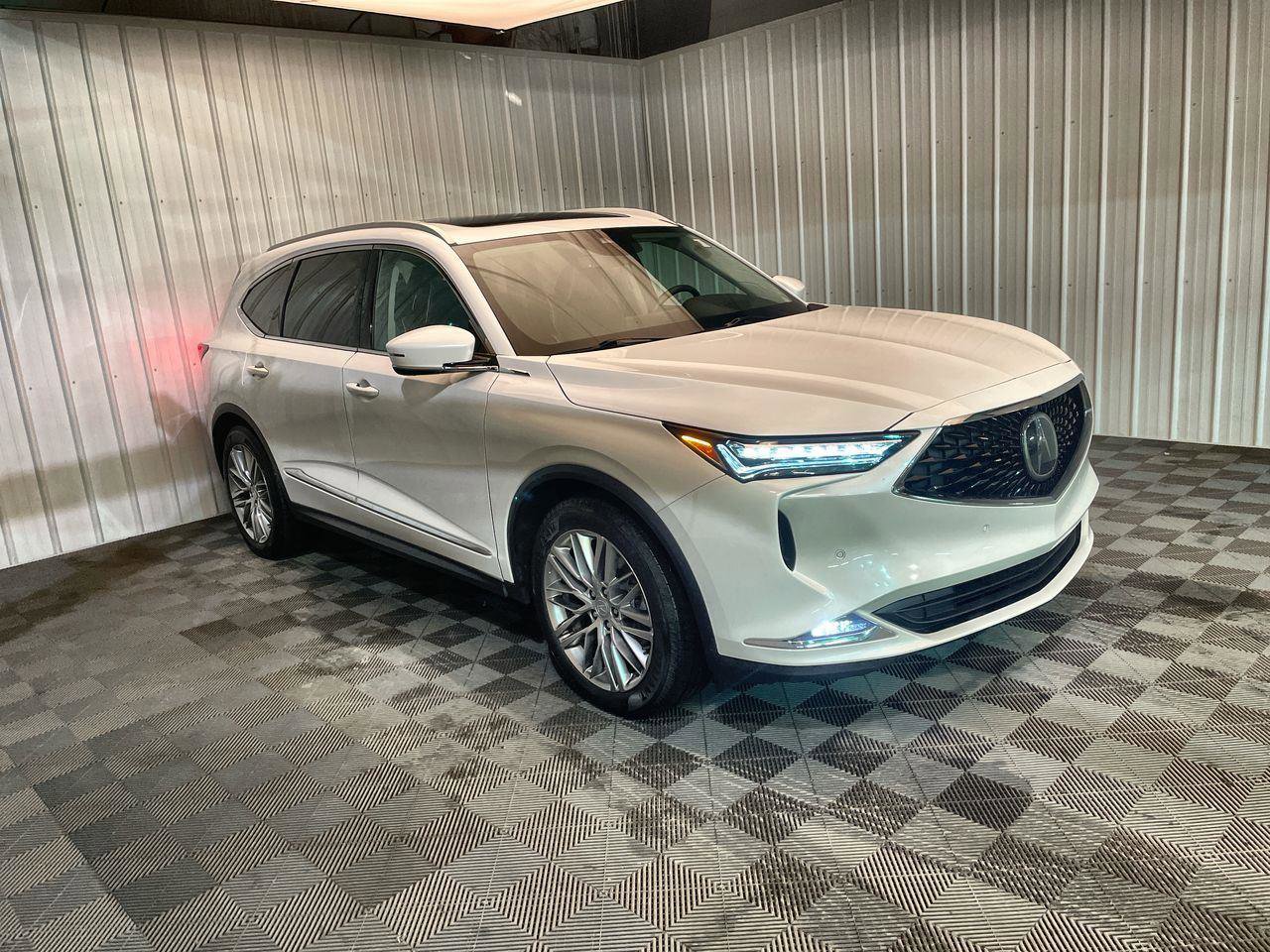 Used 2023 Acura MDX SH-AWD w/ Advance Package image 2