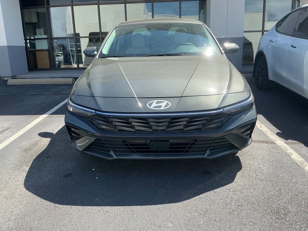 Used 2025 Hyundai Elantra Limited image 4