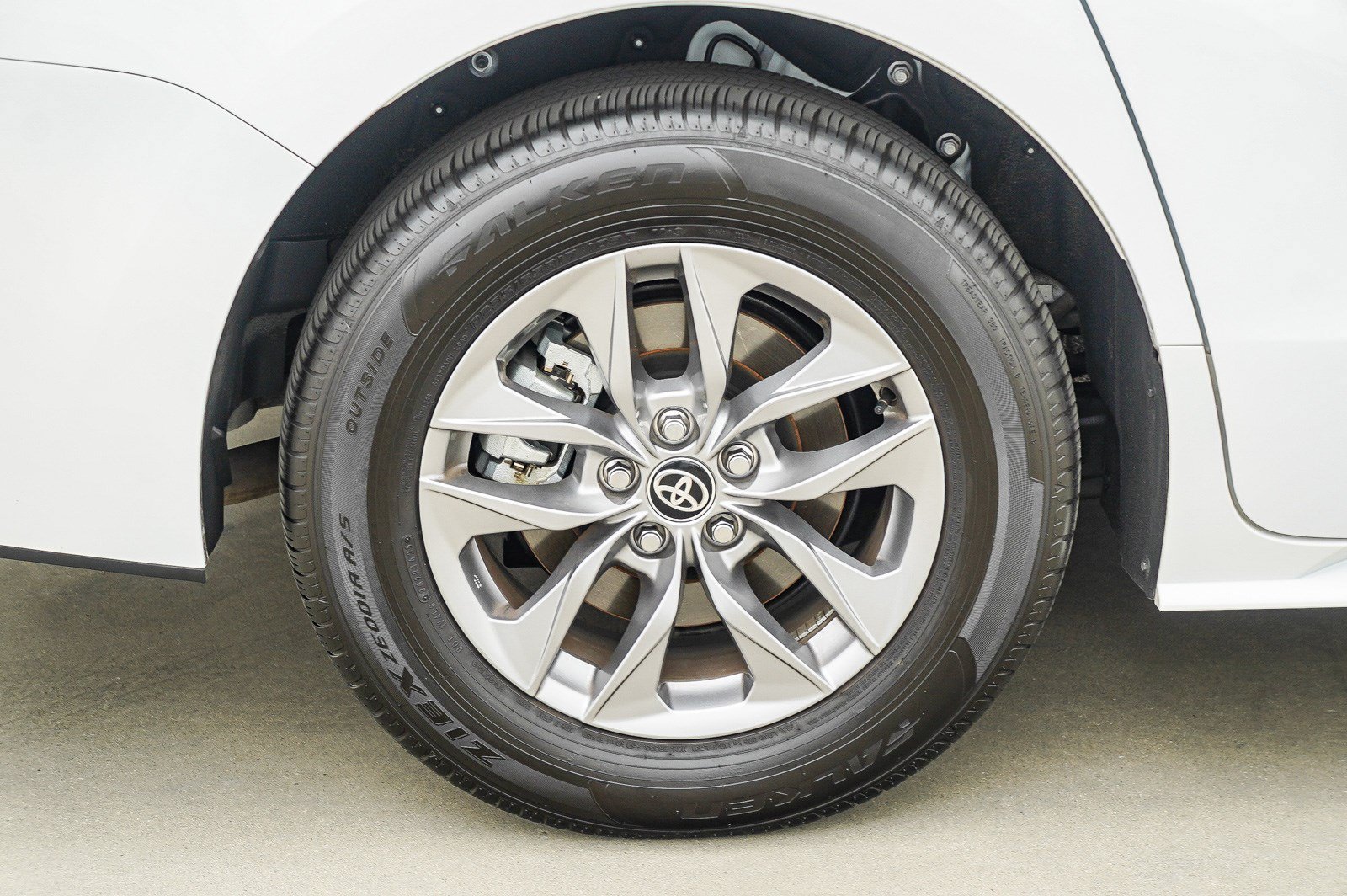 Used 2025 Toyota Sienna LE w/ LE Plus Package AWD/4WD image 12