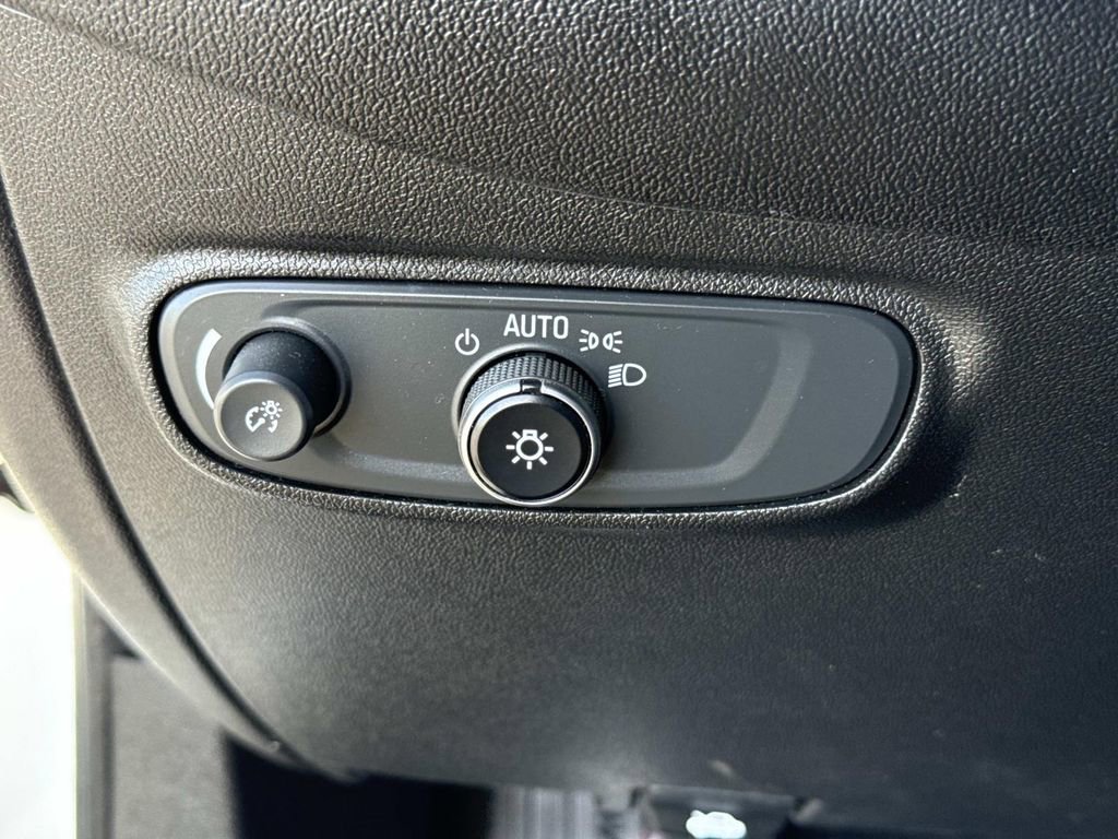 Used 2020 Chevrolet Equinox LS image 39