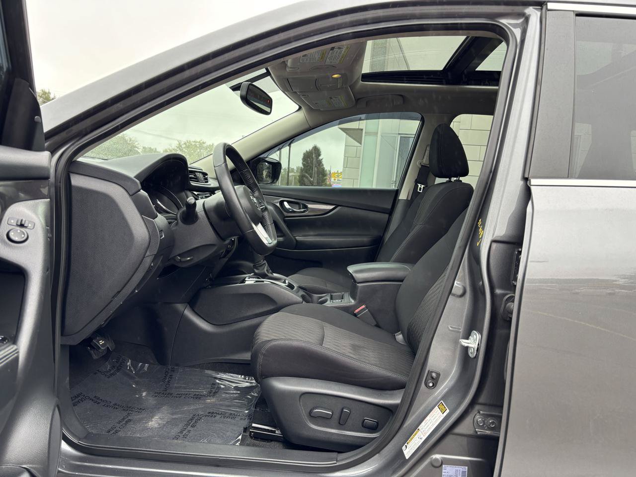 Used 2018 Nissan Rogue SV w/ Sun & Sound Touring Package AWD/4WD image 15