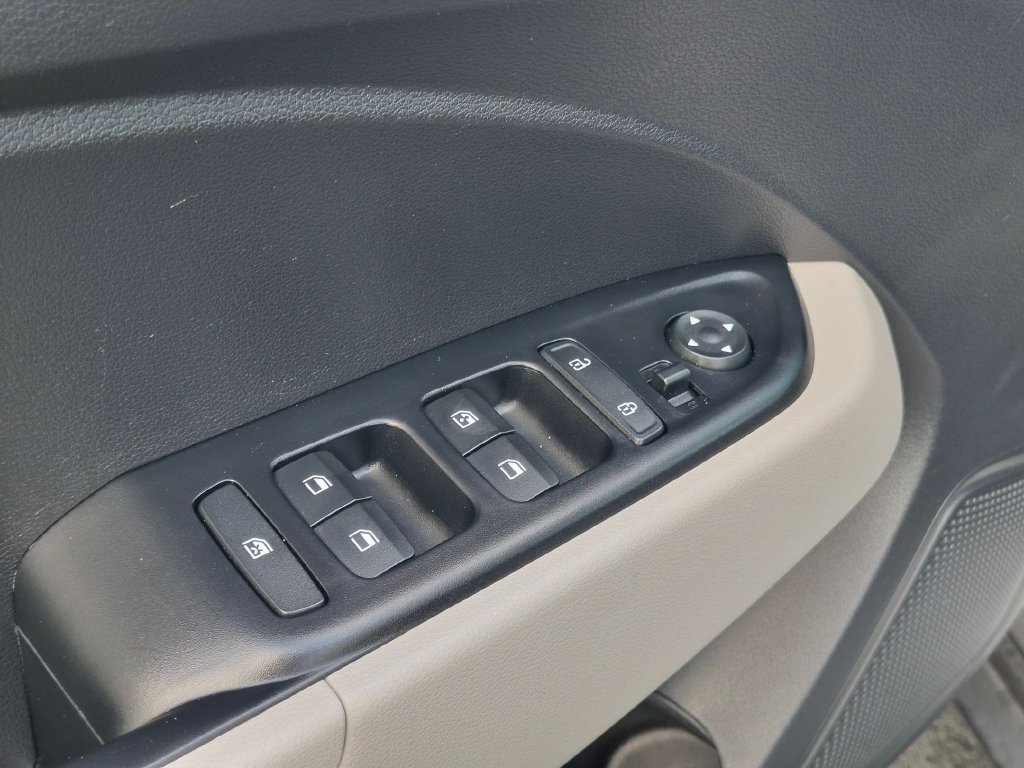 Used 2025 Hyundai Venue SEL FWD image 13
