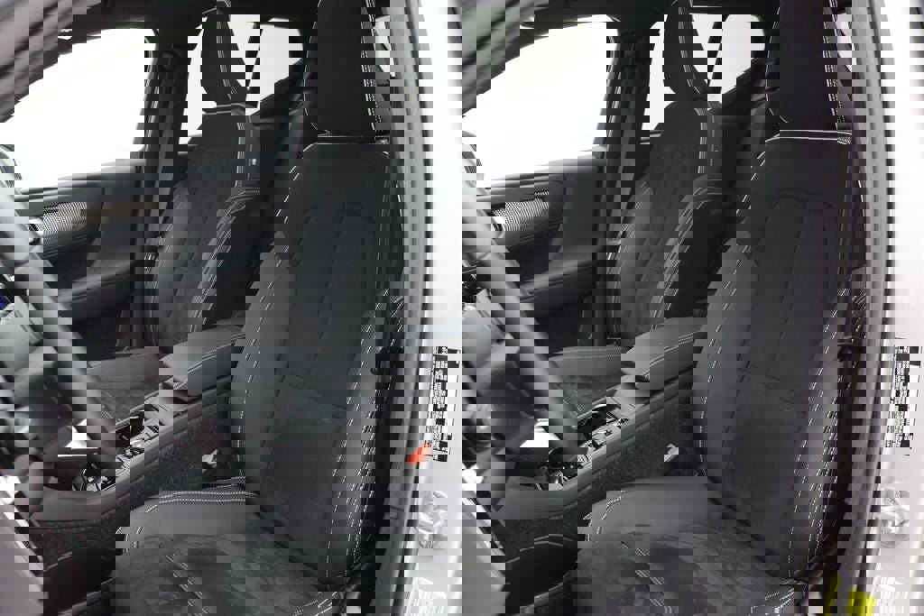 Used 2025 Volvo XC40 B5 Plus image 16