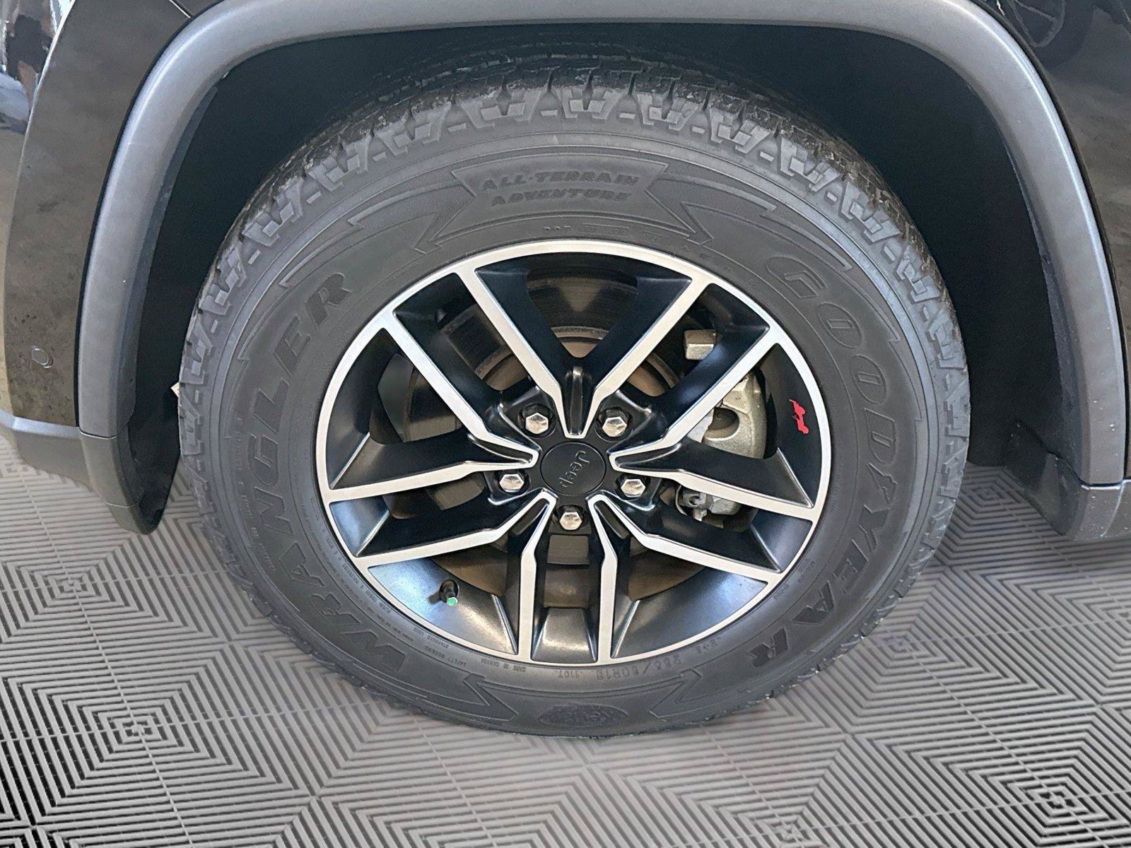 Used 2021 Jeep Grand Cherokee Trailhawk w/ Premium Lighting Group AWD/4WD image 32