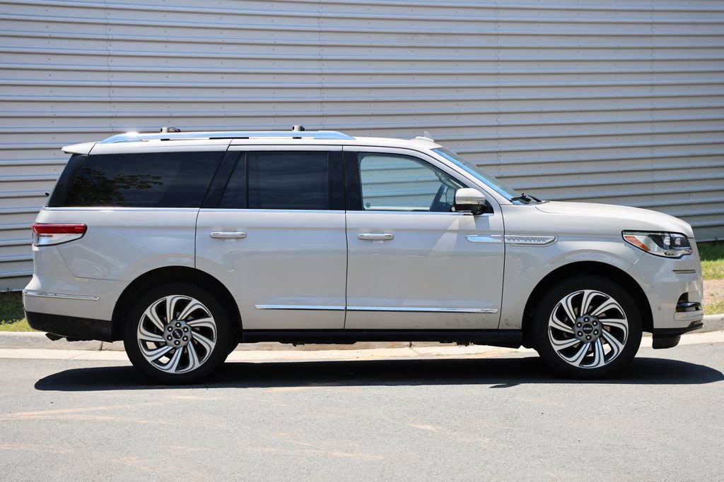 Used 2023 Lincoln Navigator Reserve AWD/4WD image 3