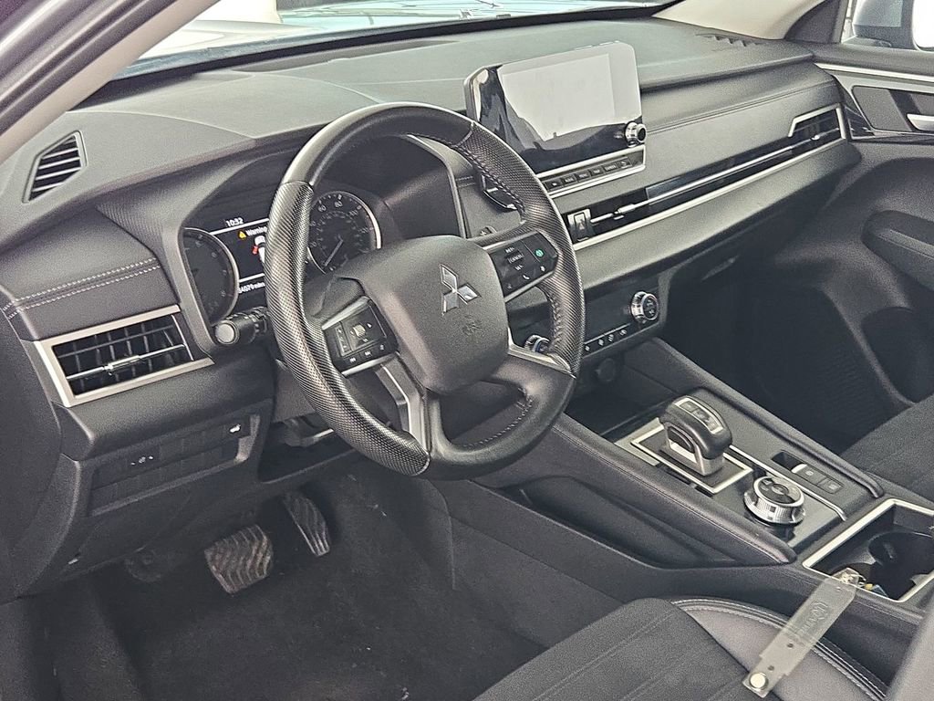 Used 2024 Mitsubishi Outlander SE image 16