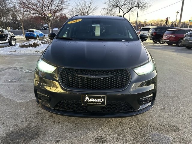 Used 2023 Chrysler Pacifica Limited w/ S Appearance Package image 3