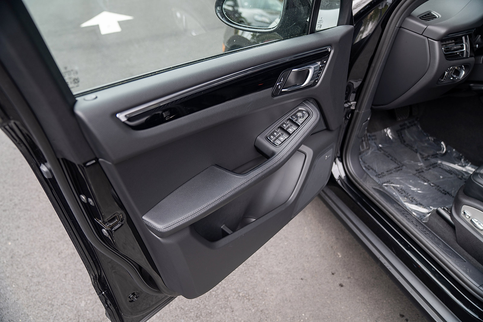 Certified 2026 Porsche Macan AWD/4WD image 16