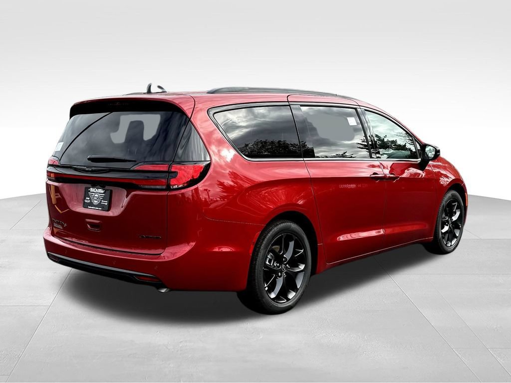 New 2026 Chrysler Pacifica Limited w/ Uconnect Theater Family Group FWD image 8