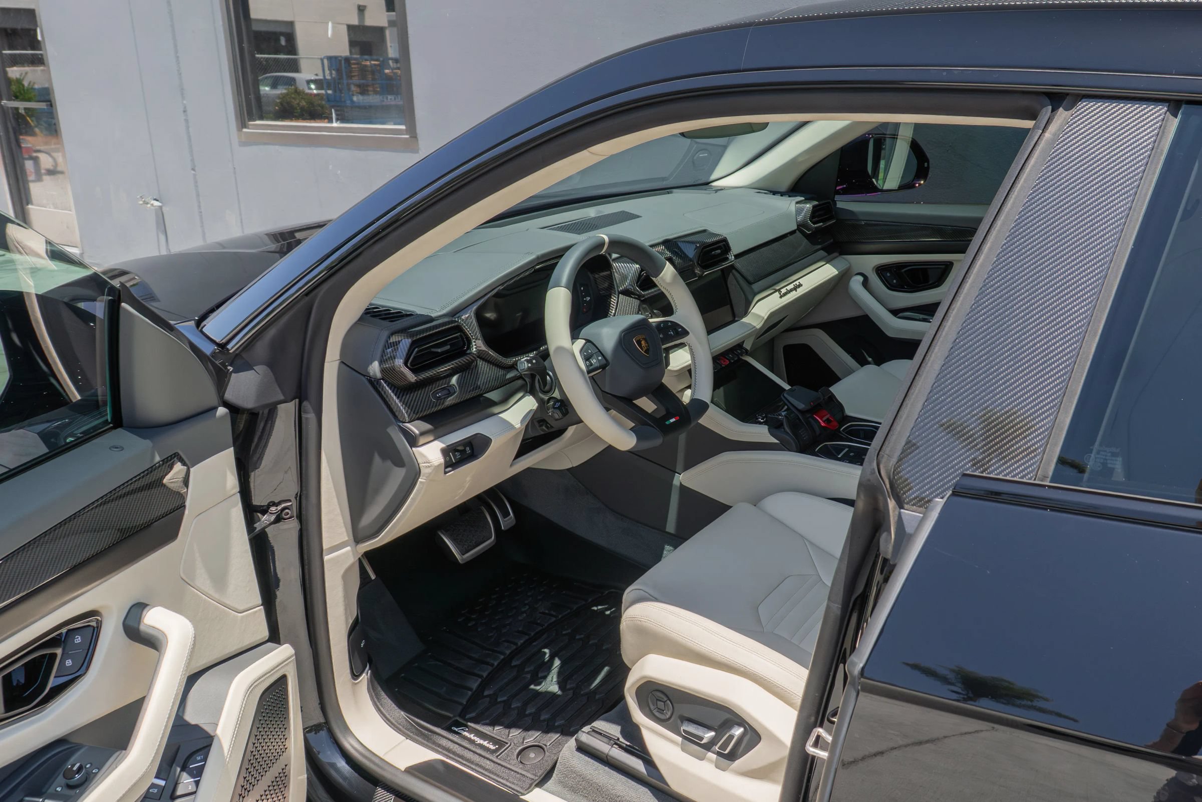 Used 2026 Lamborghini Urus SE AWD/4WD image 11