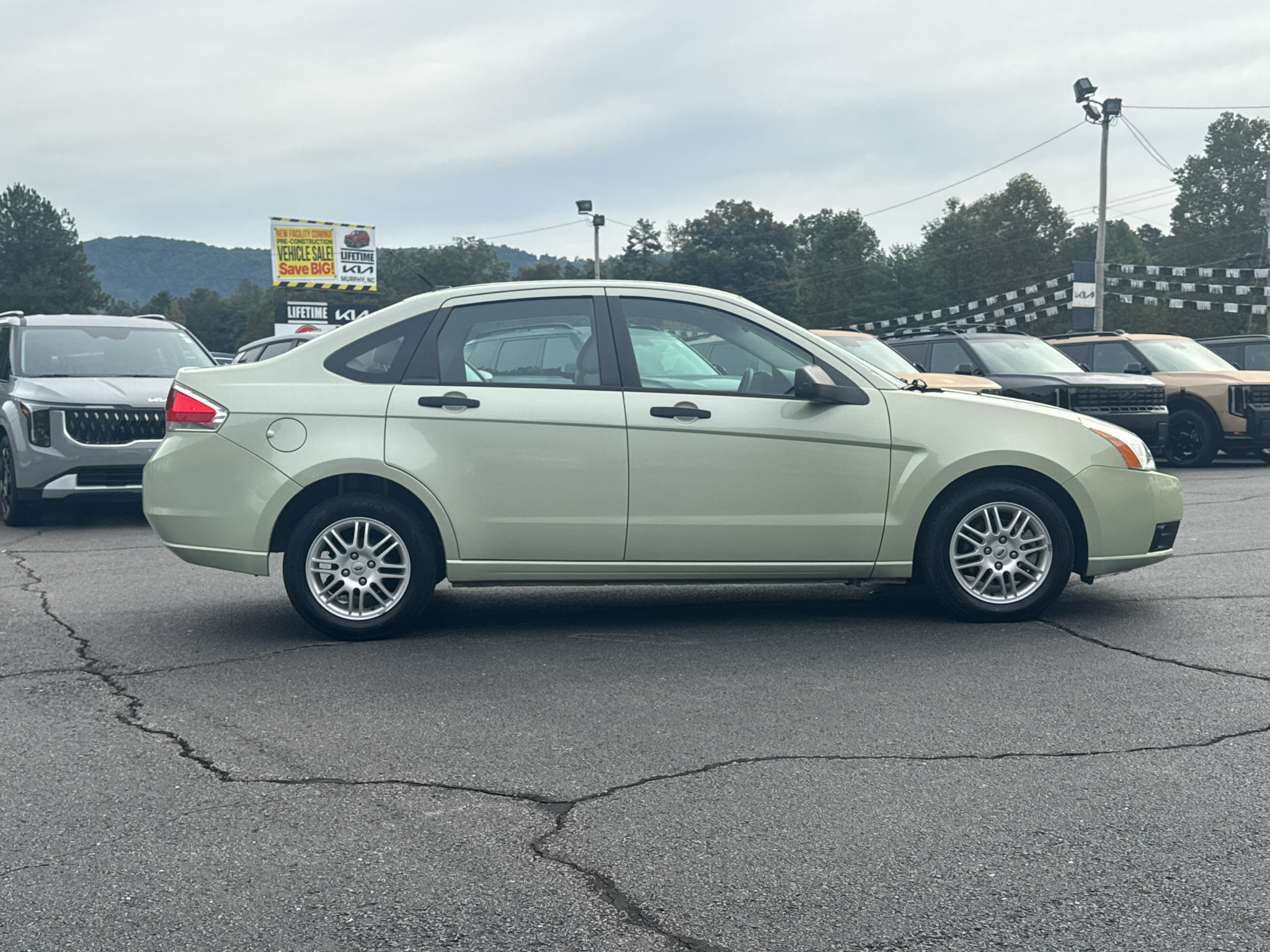 Used 2011 Ford Focus SE w/ 201A Rapid Spec Order Code FWD image 4