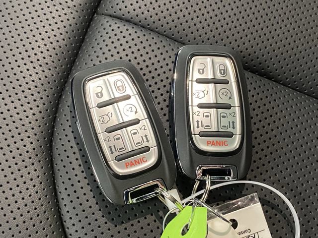 New 2026 Chrysler Pacifica Limited w/ S Appearance Package image 30