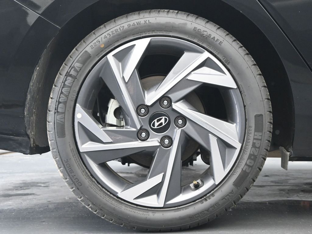 Used 2025 Hyundai Elantra Limited image 9