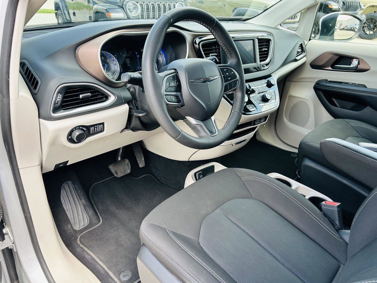 Used 2023 Chrysler Voyager LX image 11