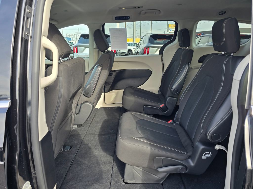Used 2023 Chrysler Voyager LX image 15