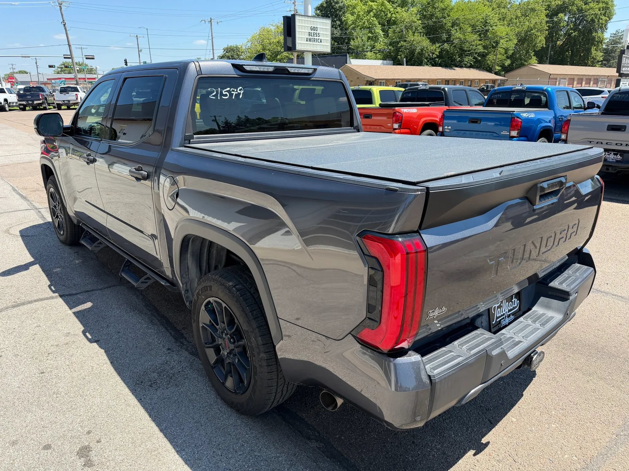 Used 2022 Toyota Tundra SR5 w/ SR5 Convenience Package AWD/4WD image 5