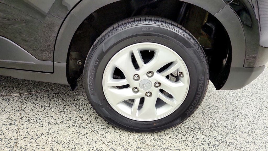 Used 2023 Hyundai Venue FWD image 9