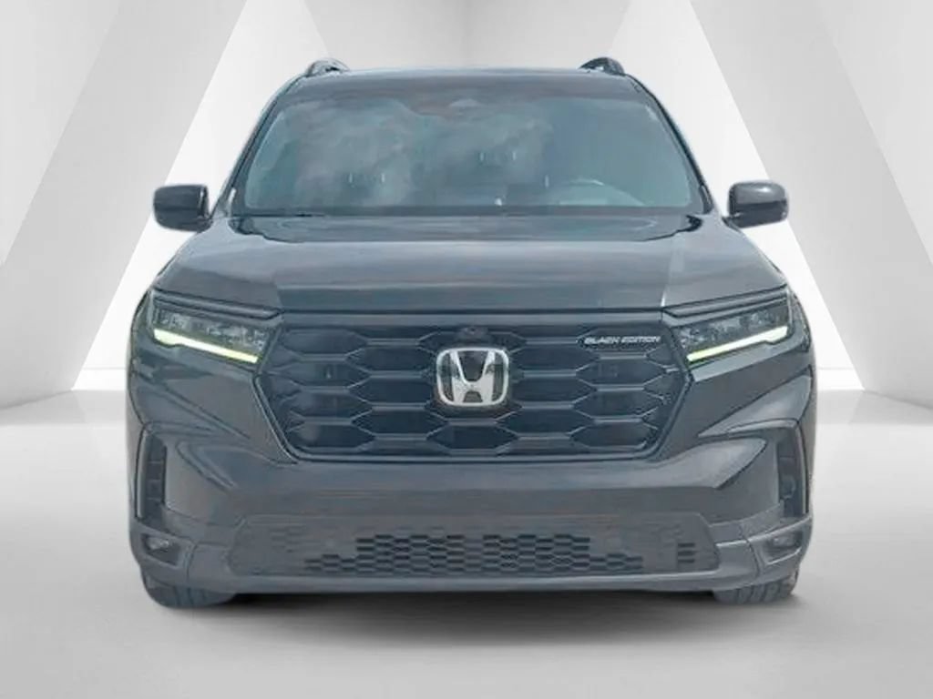 Used 2025 Honda Pilot Black Edition image 2