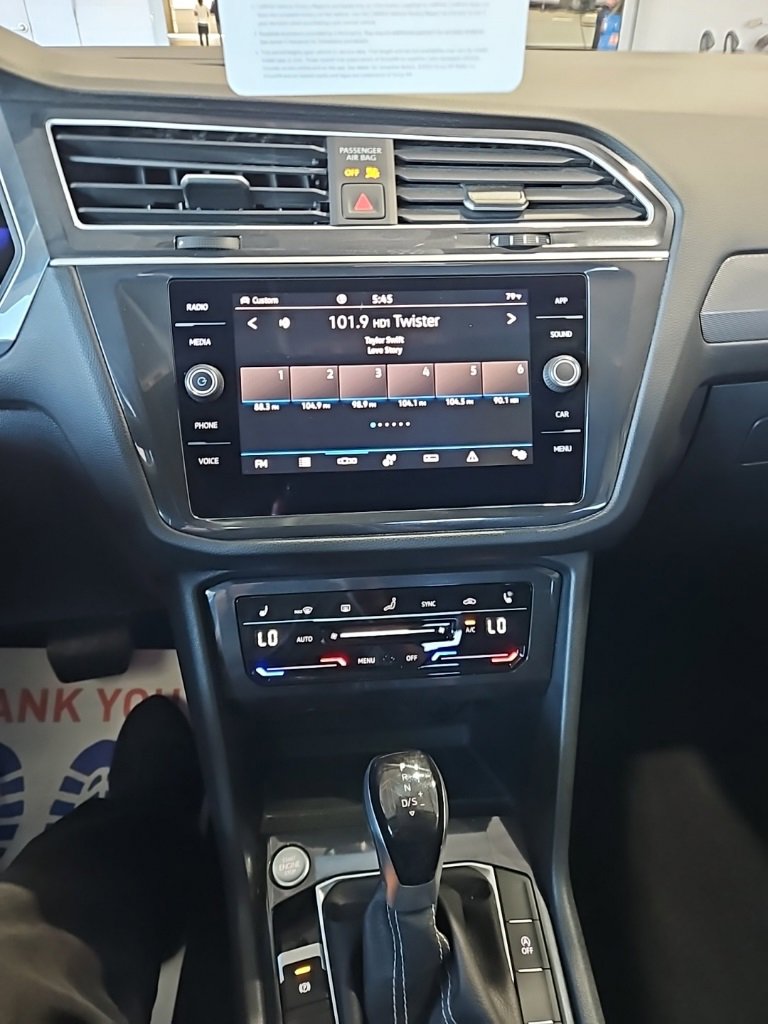 Used 2024 Volkswagen Tiguan SE w/ Panoramic Sunroof Package image 30