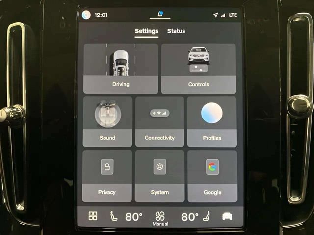 Used 2025 Volvo XC40 B5 Plus image 26